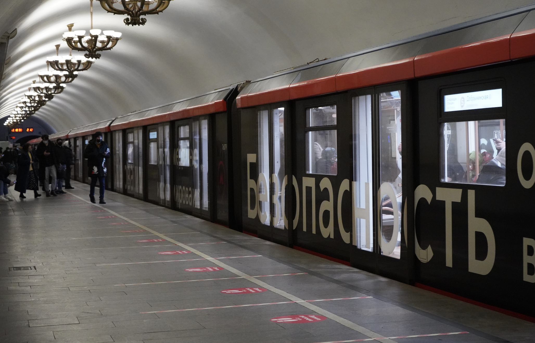 На станциях метро прозвучат поздравления от телеведущих и певцов.  Фото: Анна Быкова