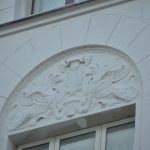 На третьем этаже один из полукруглых фронтонов — щитков над окнами — украшен лепниной в виде грифонов — мифических крылатых существ с туловищем льва и головой орла 