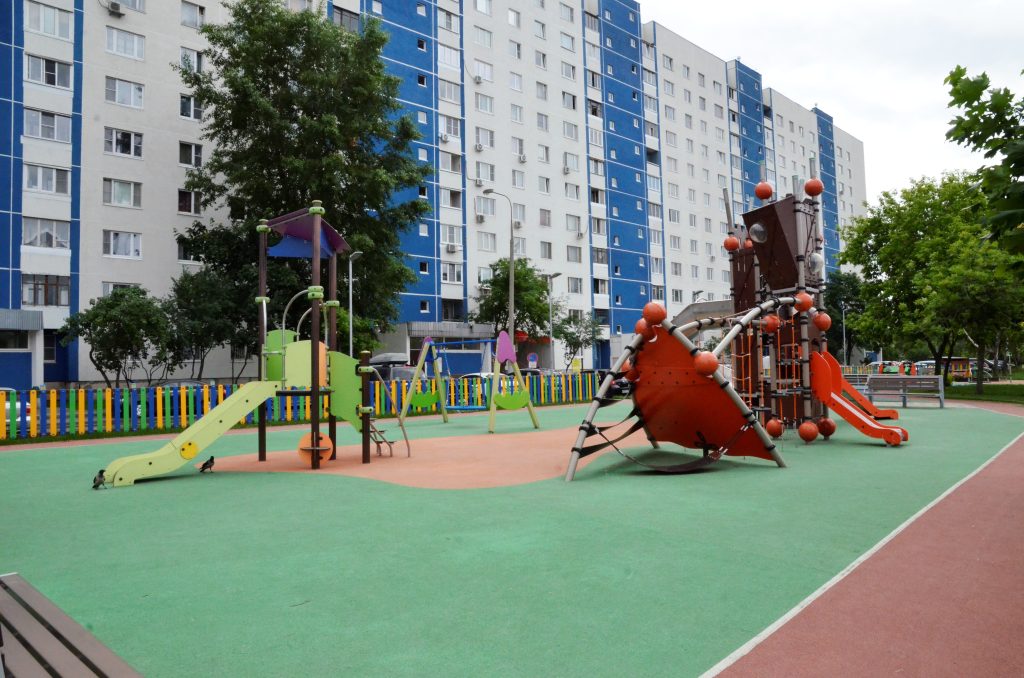 Новые скамейки и спортивные площадки появятся во дворах города