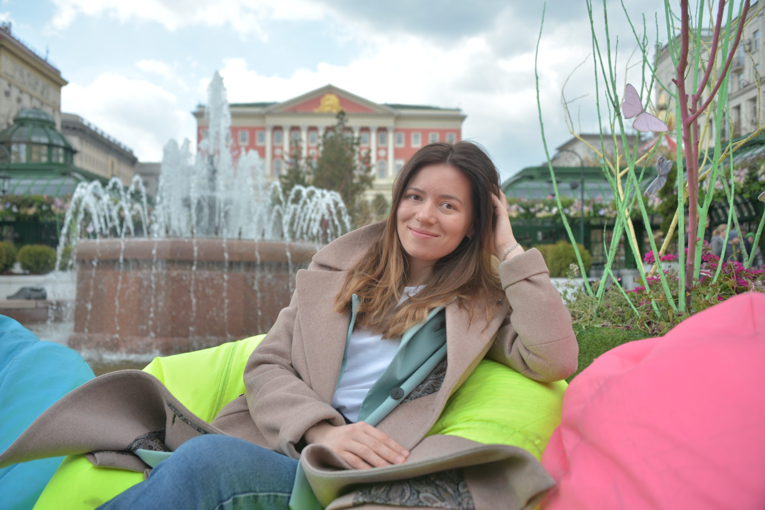 Москвичка Оксана Аширова отдыхает возле фонтана на Тверской площади. Фото: Анна Малакмадзе, «Вечерняя Москва»