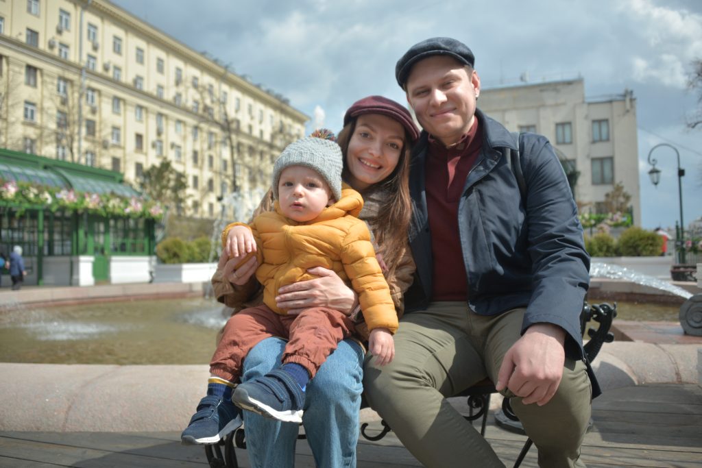 Арсений и Дарья Горбуновы с сыном Ростиславом посетили фестиваль «Московская весна». Фото: Анна Малакмадзе, «Вечерняя Москва»