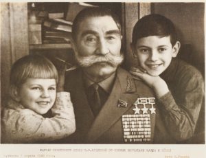 Семен Михайлович Буденный с внуками. Фото: семейный архив С.М. Буденного