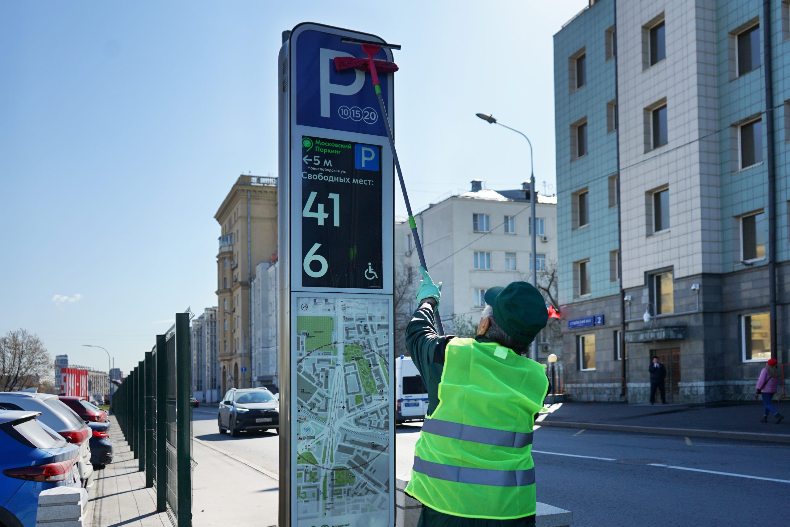 Ампп что это. Парковки и паркоматы. Первая платная парковка в Москве. Парковки Москвы наружные. ГКУ АМПП летняя форма.