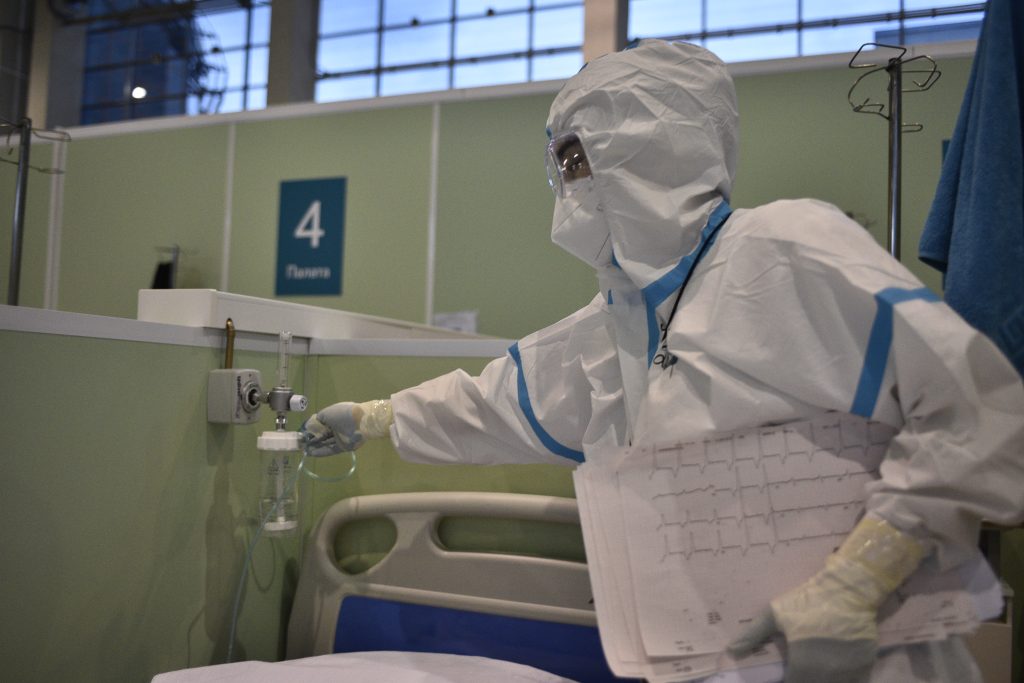 Врачи госпитализировали 1000 человек с коронавирусом за сутки