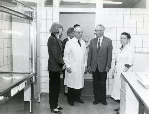 Конец 1990-х. Алексей Петрович (второй слева) показывает свою клинику делегации. Фото: