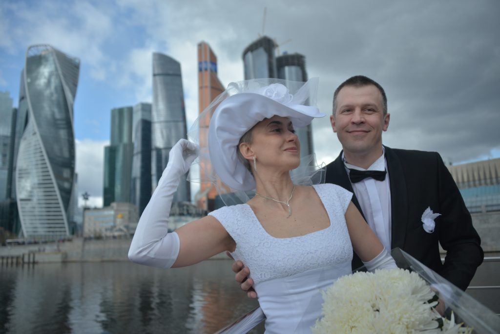 Пара из Москвы заключила брак на борту речного трамвайчика