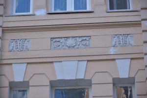 Лепнина на доме: фриз — узорная полоса. Фото: Анна Малакмадзе, «Вечерняя Москва»