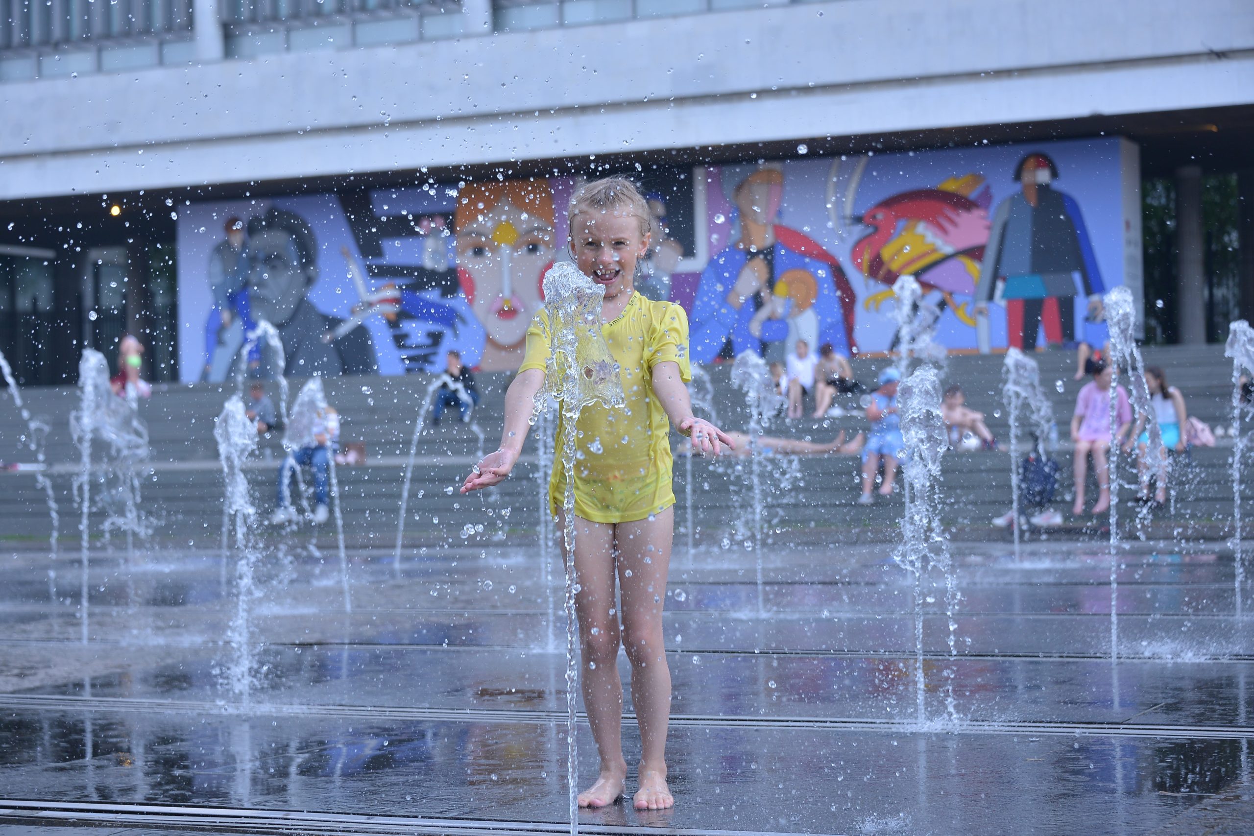 27 июня 2022 года. Юная москвичка Мария Юрьева спасается от жары в «сухом» фонтане в парке «Музеон». Фото: Анна Малакмадзе, «Вечерняя Москва»
