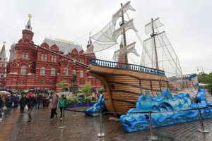 Возле Государственного Исторического музея на площадке фестиваля установили целую конструкцию в виде корабля, плывущего по волнам. Фото: Агентство городских новостей «Москва» 