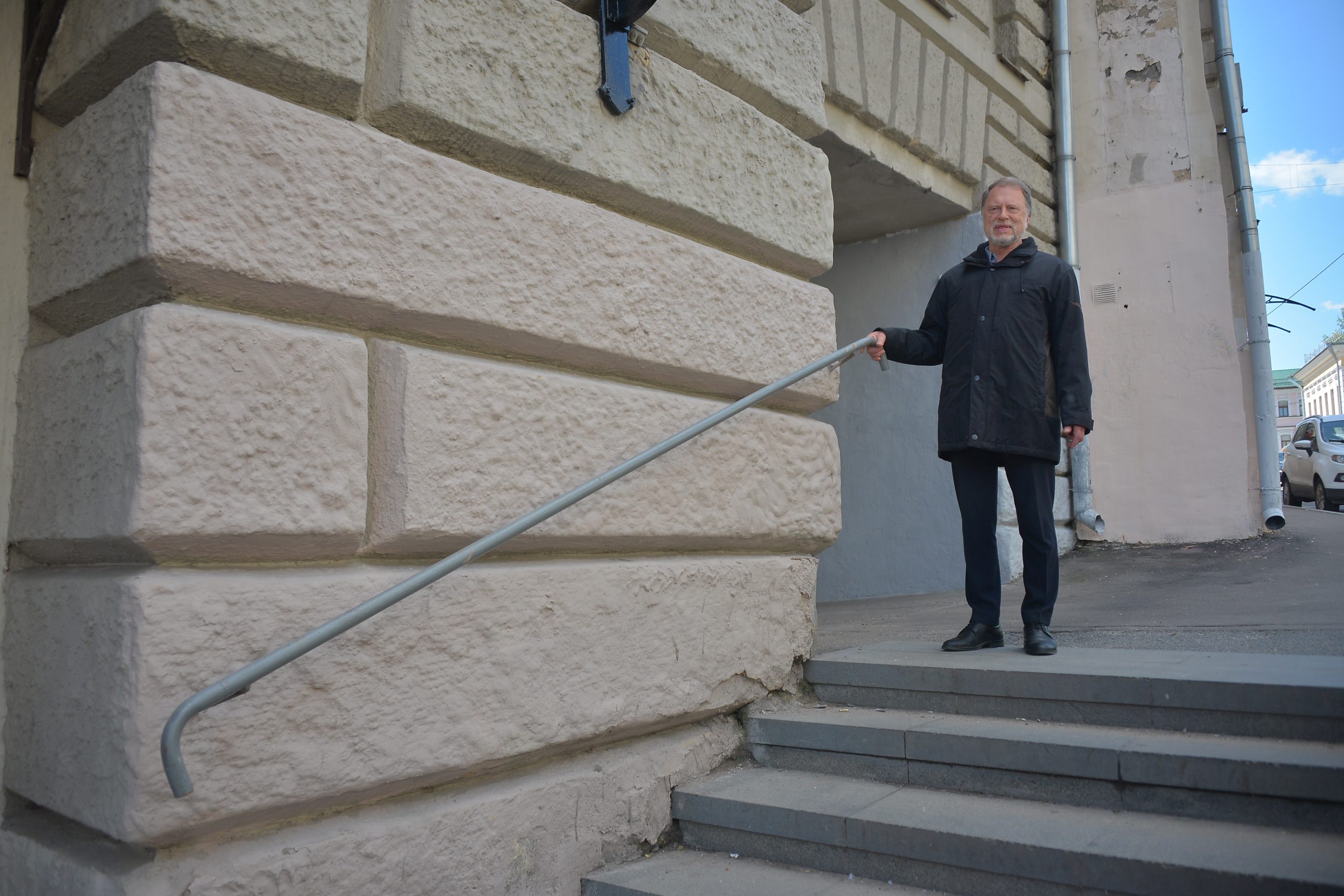 Георгий Саначин рад появлению поручней: теперь по лестнице ходить не страшно. Фото: Анна Малакмадзе, «Вечерняя Москва»