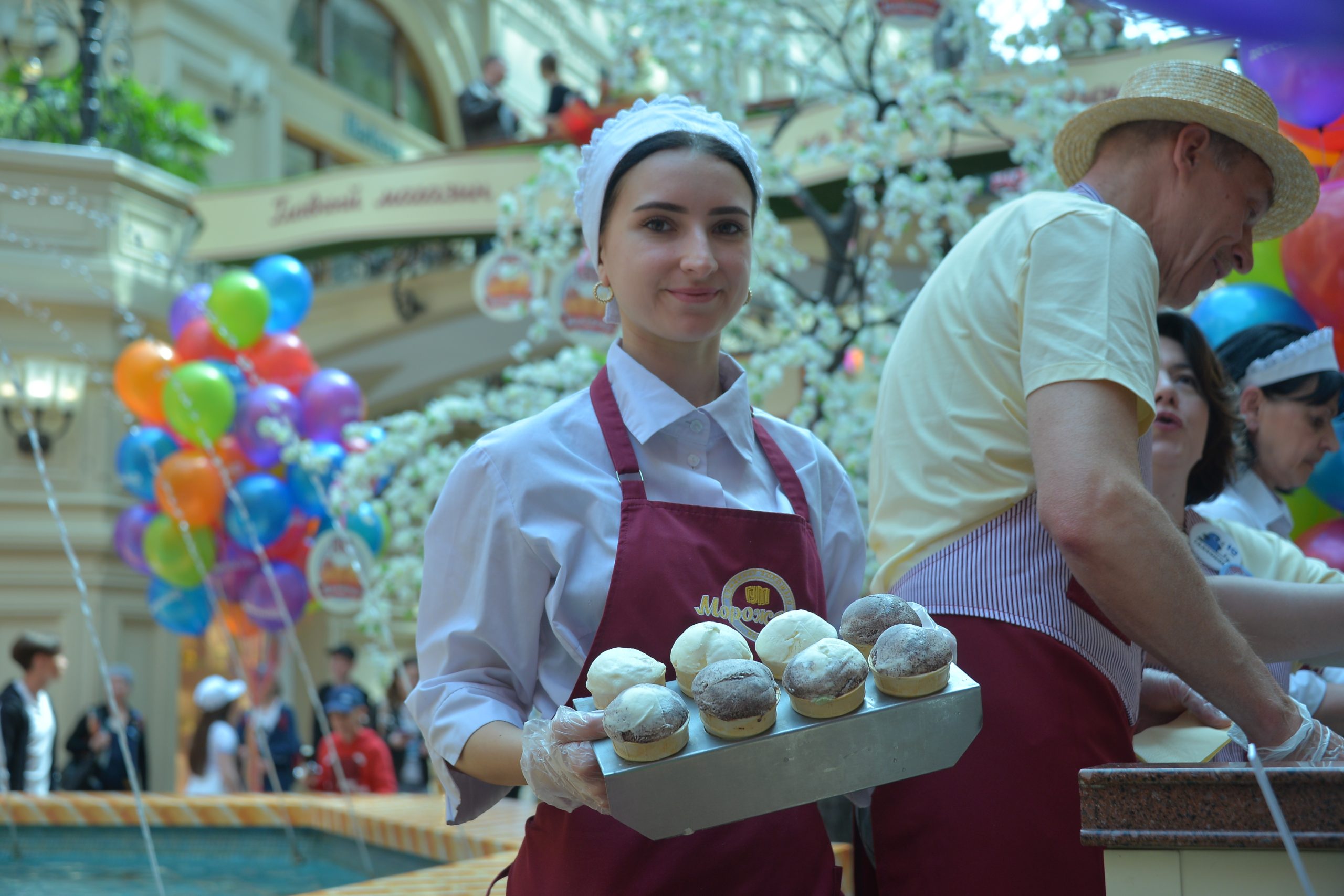1 июня 2022 года. Дарья Смирнова предлагает принять участие в благотворительной акции, купив мороженое. Фото: Анна Малакмадзе, «Вечерняя Москва»
