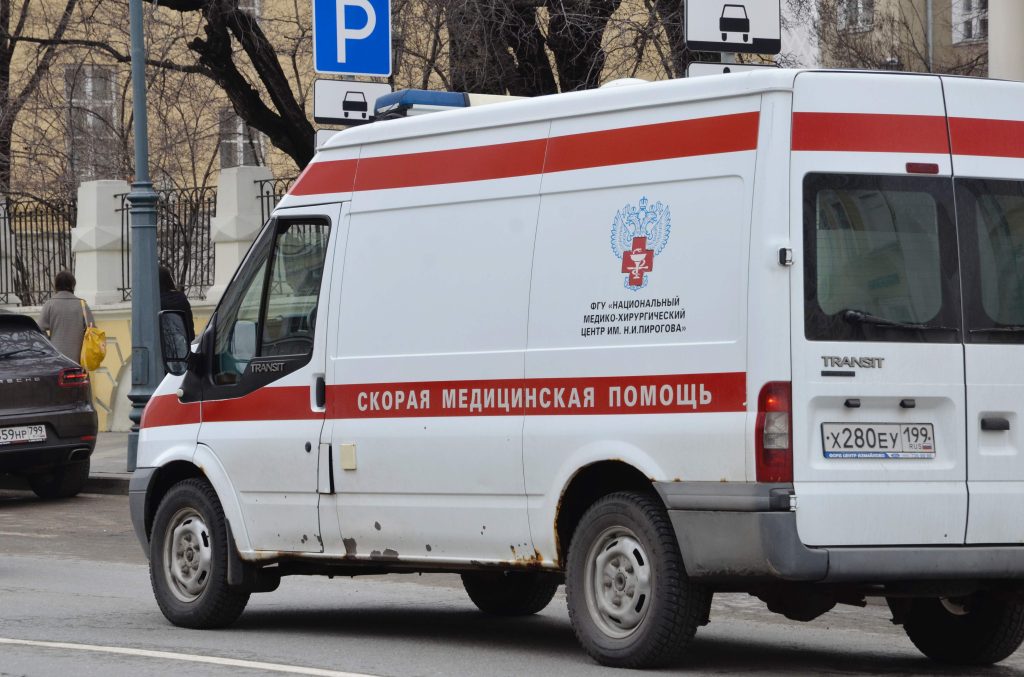 На месте пожара в бизнес-центре на западе Москвы работают 15 бригад скорой помощи