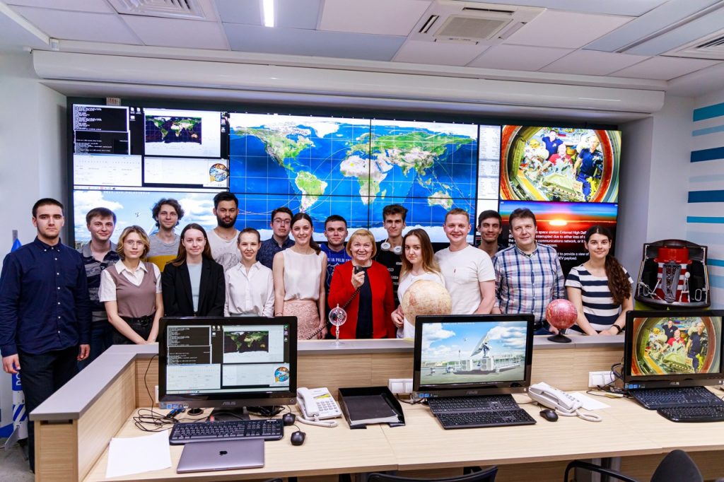 Связь с космосом установлена: студенты «Бауманки» организовали радиоэфир с МКС