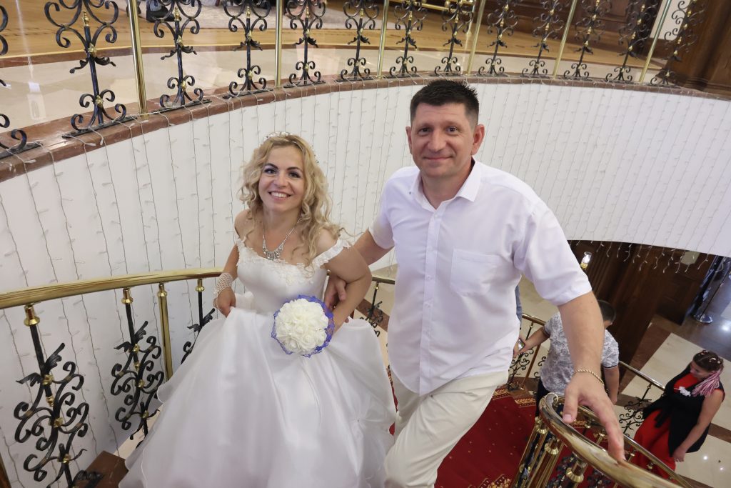 Бракосочетание в государственный праздник: около ста столичных пар поженились в День России