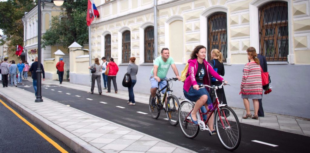 Специалисты ЦОДД создадут постоянные и временные велодорожки в центре Москвы