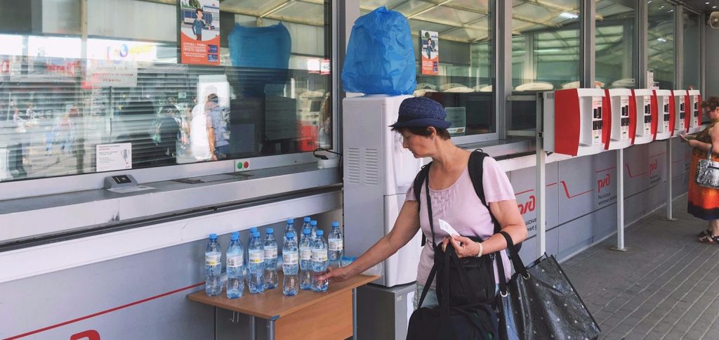 Сотрудники метрополитена начали раздавать питьевую воду пассажирам на 17 станциях из-за жары