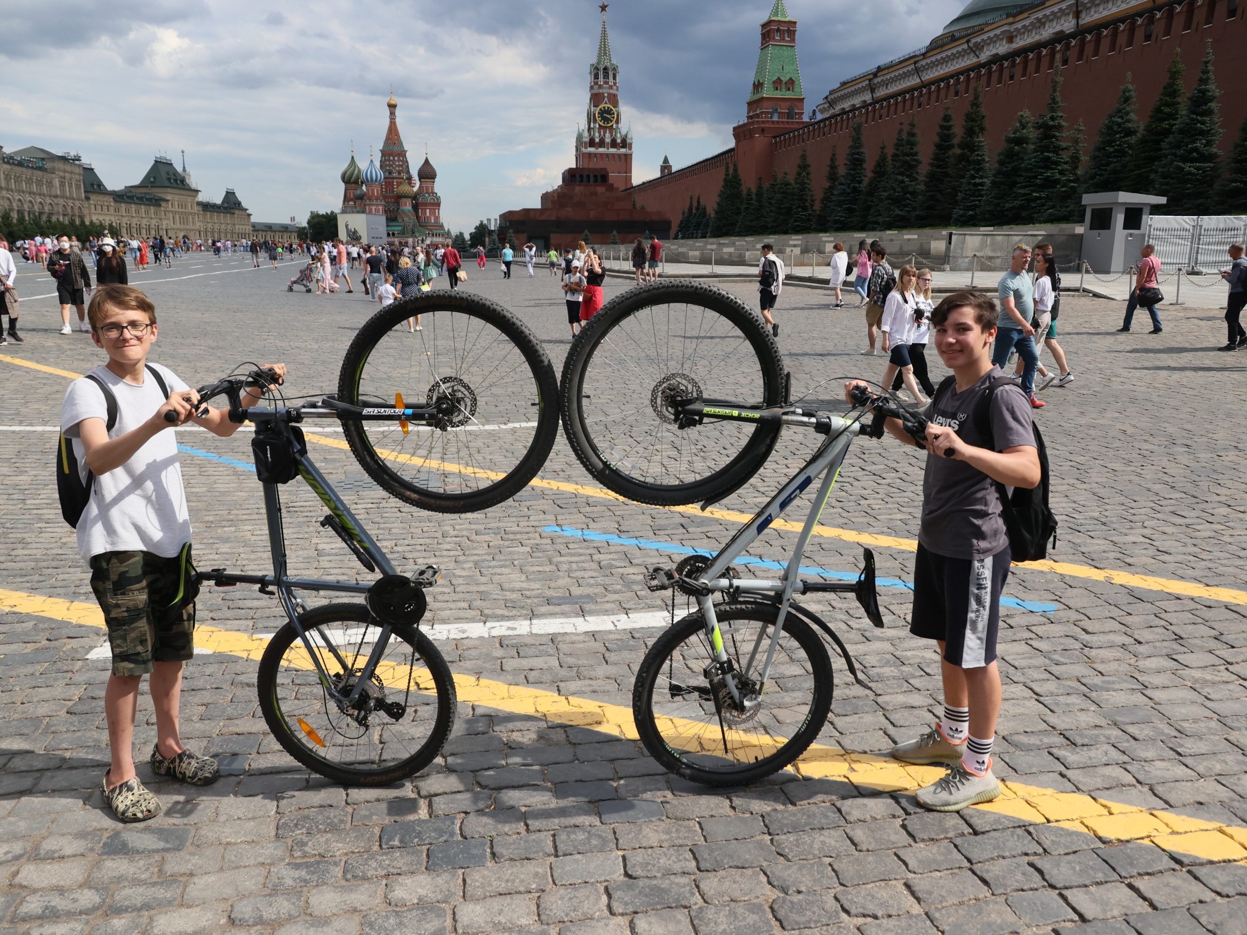 13 июля 2022 года. Егор Сидельников (слева) и Владимир Турищев ради снимка на Красной площади проехали на велосипедах 22 километра. Фото: Сергей Шахиджанян