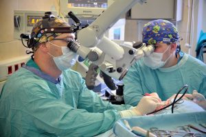 4 июля 2022 года. Офтальмологи проводят удаление катарактыи установку хрусталика пациенту. Фото предоставила пресс-служба Первой Градской больницы