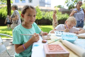 Детям понравился мастер-класс по росписи керамики в стиле Петровской эпохи.