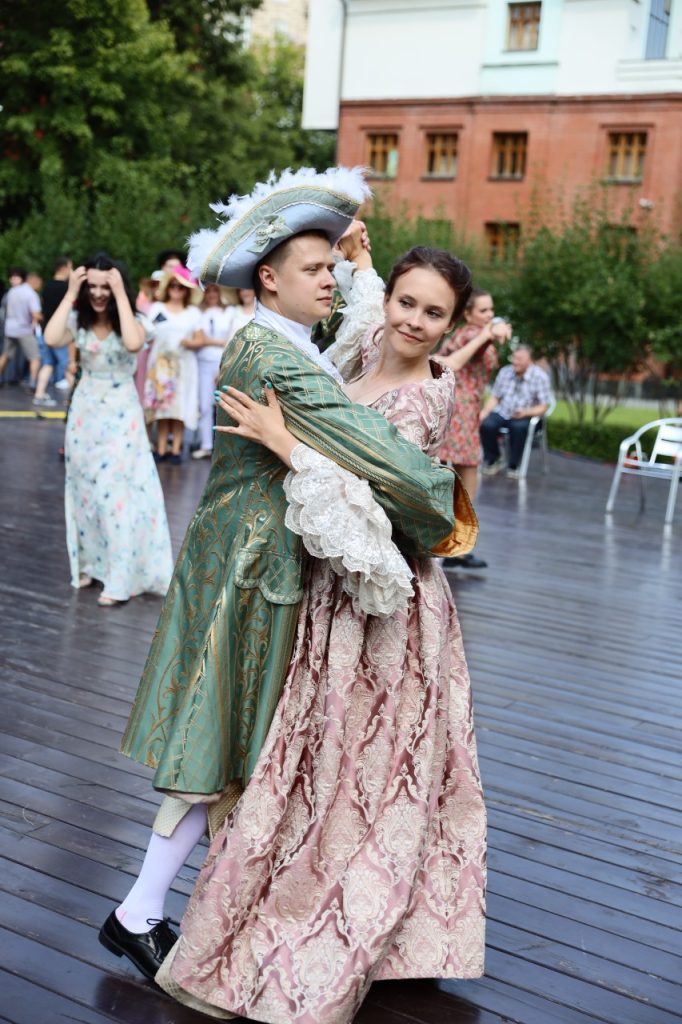 23 июля 2022 года. Жители ЦАО Сергей и Светлана Огородниковы пришли на «Петровские ассамблеи» в нарядах XVIII века и танцуют танго.