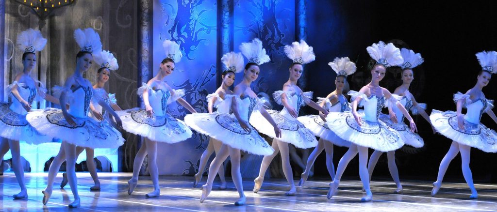 Танцы в метро: артисты Русского классического театра балета выступили на станции «Новослободская»