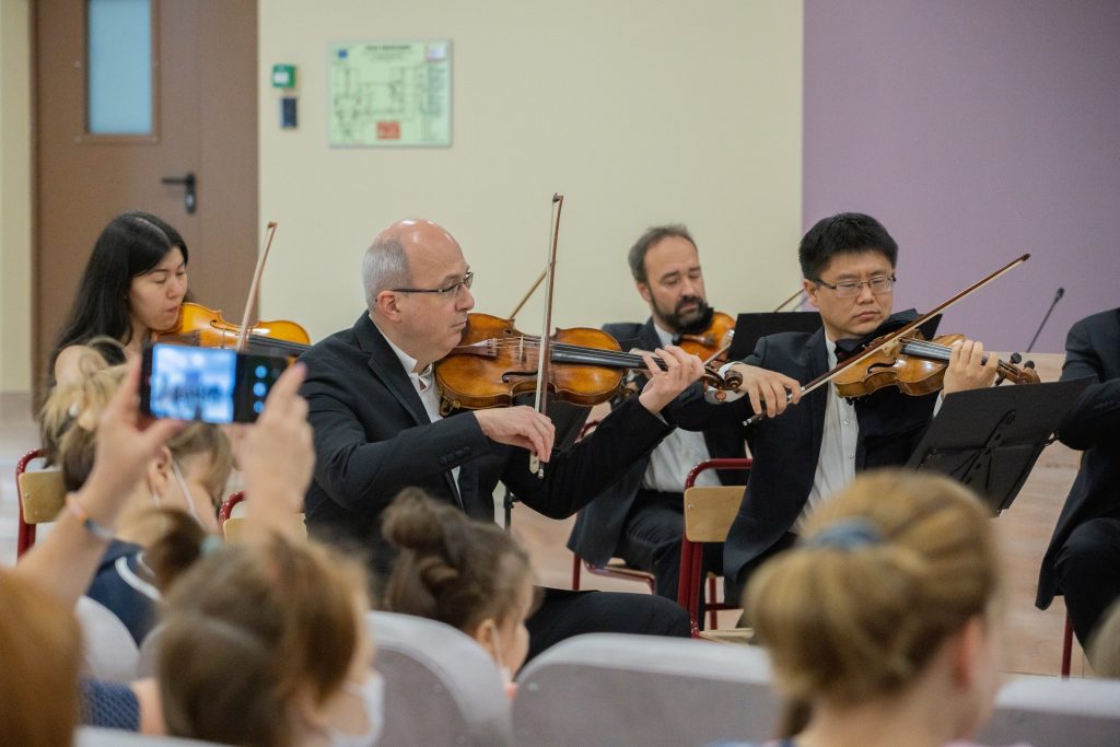 Артисты музыкального оркестра выступили в праздничный день в Морозовской детской больнице
