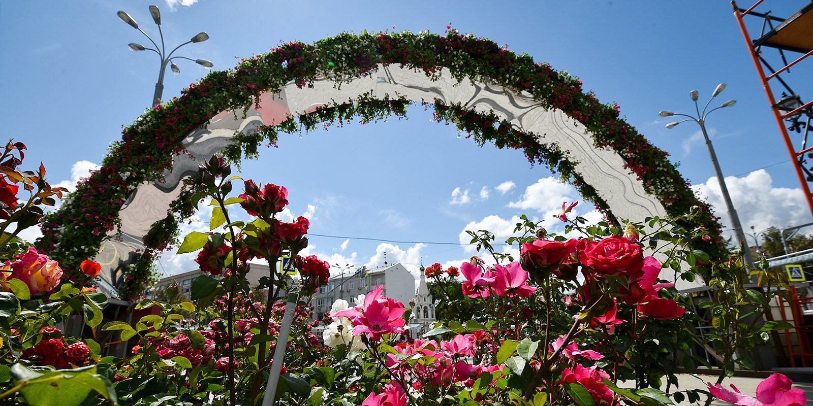 Увидеть 27 садов и цветочных композиций возможно до 11 сентября. Фото: сайт мэра Москвы