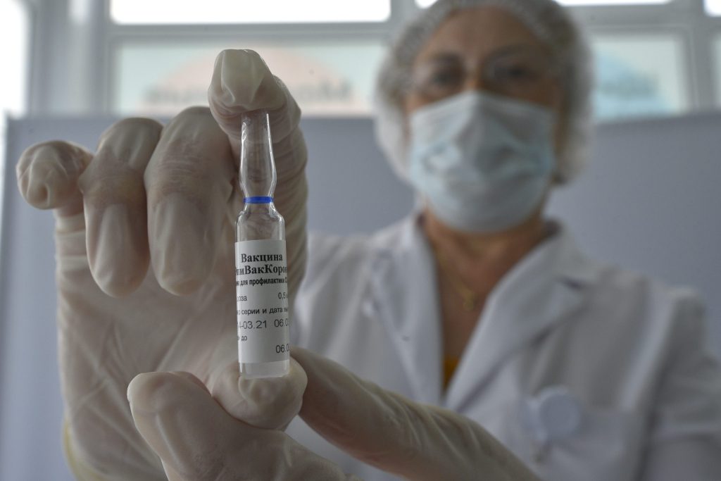 Оперативный штаб: медики госпитализировали 744 человека с коронавирусом в России за сутки