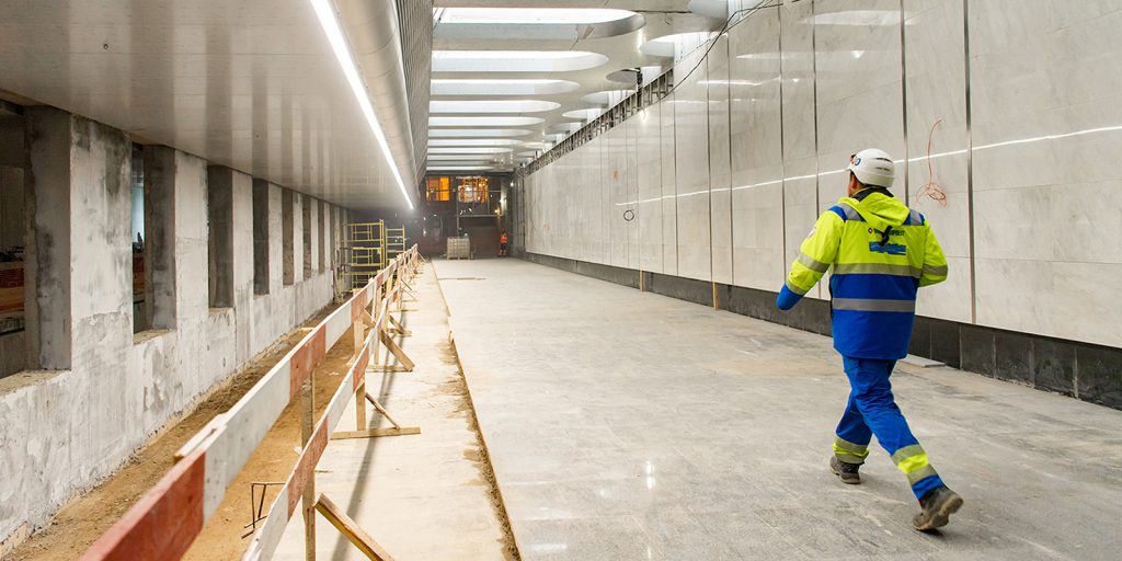 Ремонт путевых стен двух станций метро завершат осенью в центре столицы