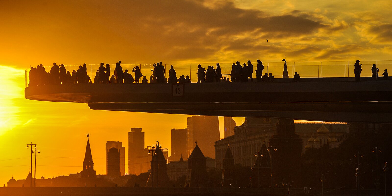 Жителям и гостям столицы предложили около шести пешеходных мостов для прогулок. Фото: сайт мэра Москвы
