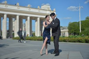 20 мая 2022 года. Ольга Бардышева и Диего Арисага на танцплощадке парка. Фото: Анна Макмаладзе, «Вечерняя Москва»