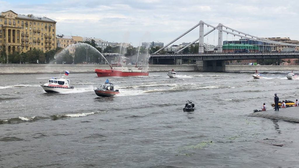 Парад пожарно-спасательных кораблей на водной акватории столицы состоялся в ходе III Международного пожарно-спасательного конгресса