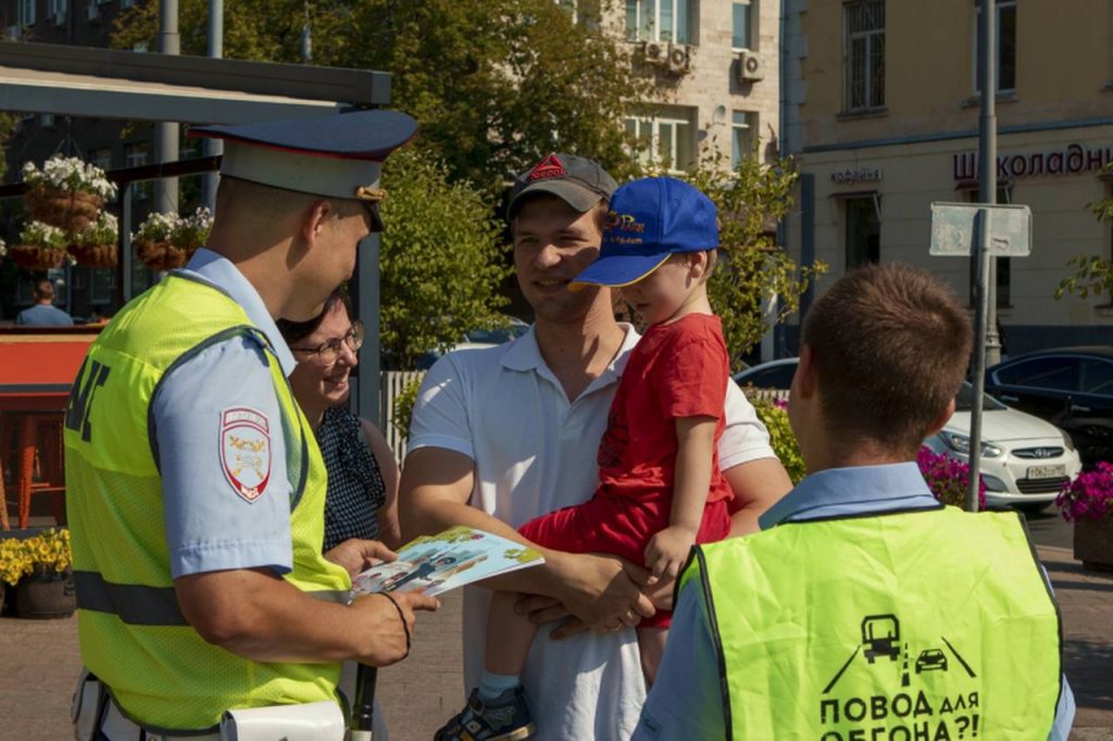 Общественный совет при УВД по ЦАО совместно с сотрудниками ГИБДД УВД по ЦАО перед новым учебным сезоном напомнили детям о правилах на дорогах