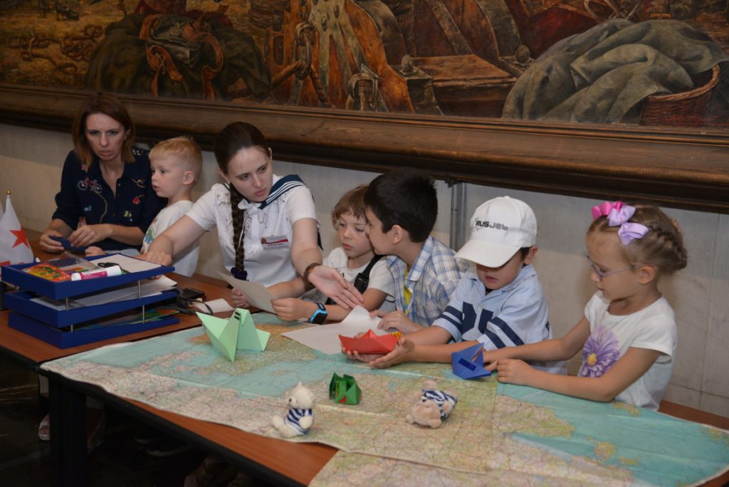 Юные посетители поддержали мастер-класс по оригами «Бумажный флот». Фото: официальный сайт музея