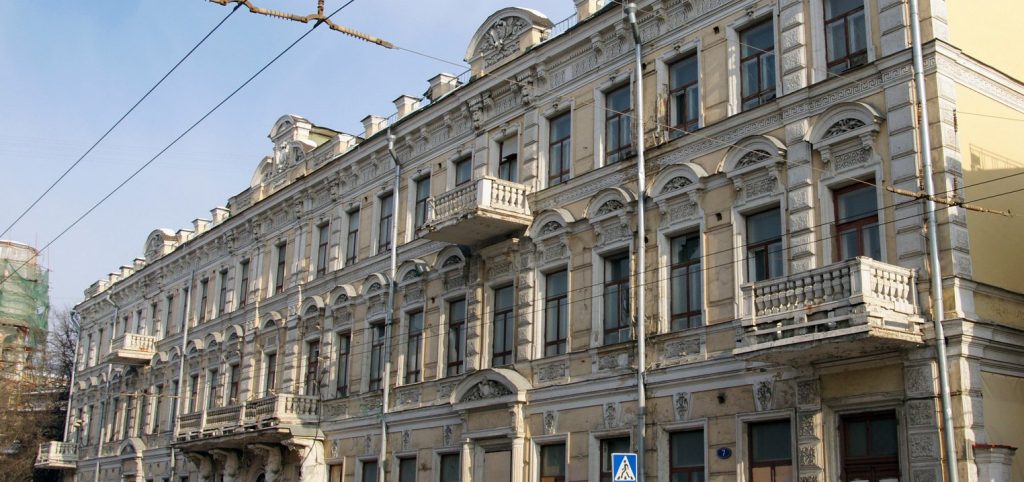 Реставрация фасада «Дома с атлантами» на улице Солянка завершится в скором времени