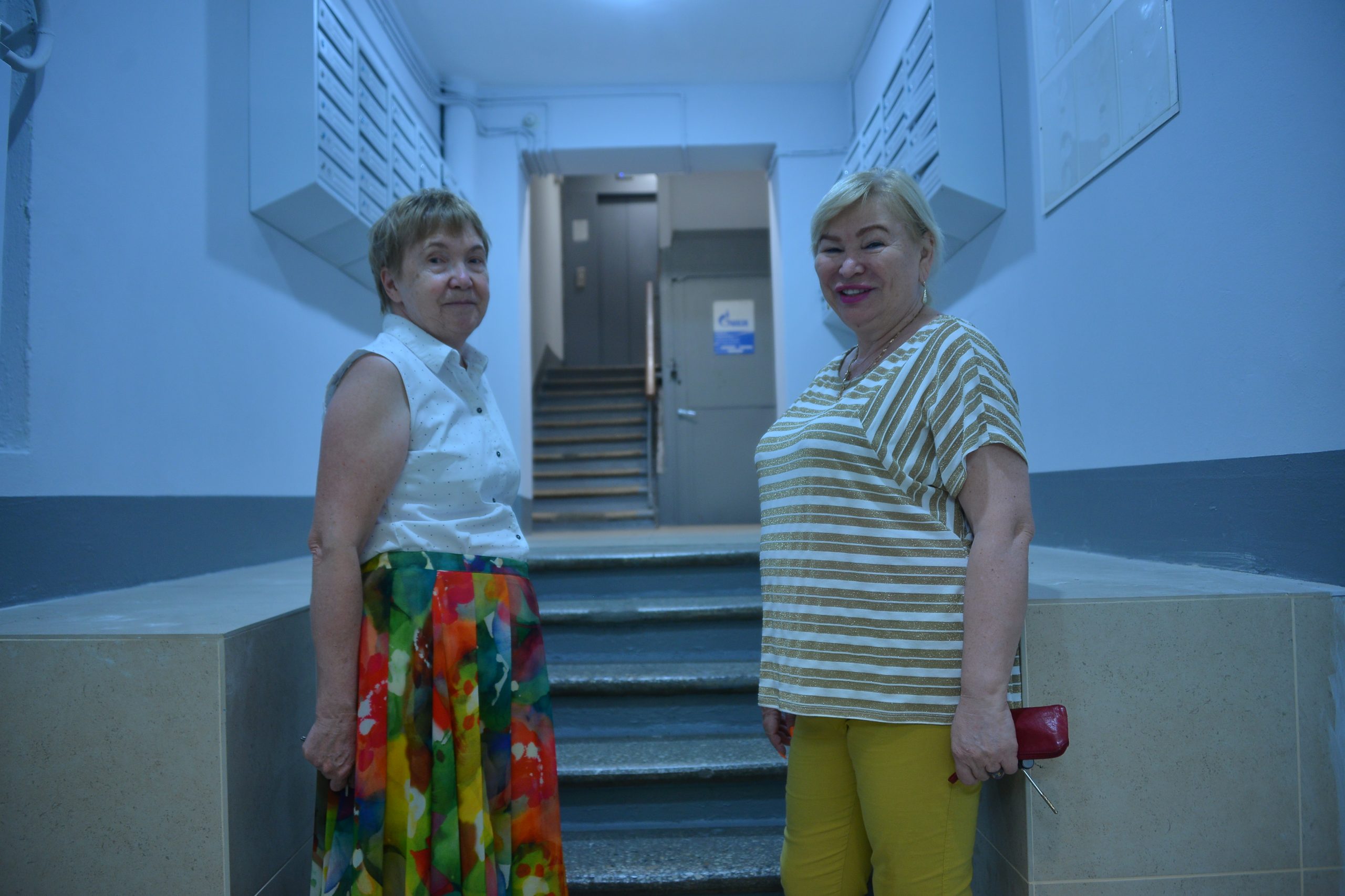 Антонина Казеннова (слева) и Любовь Колдаева общаются в подъезде своего дома, где закончился ремонт. Фото: Анна Малакмадзе, «Вечерняя Москва»