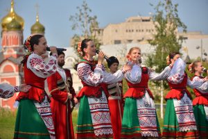 Народный ансамбль выступает на фестивале РГО в парке «Зарядье». Фото: Анна Малакмадзе, «Вечерняя Москва»