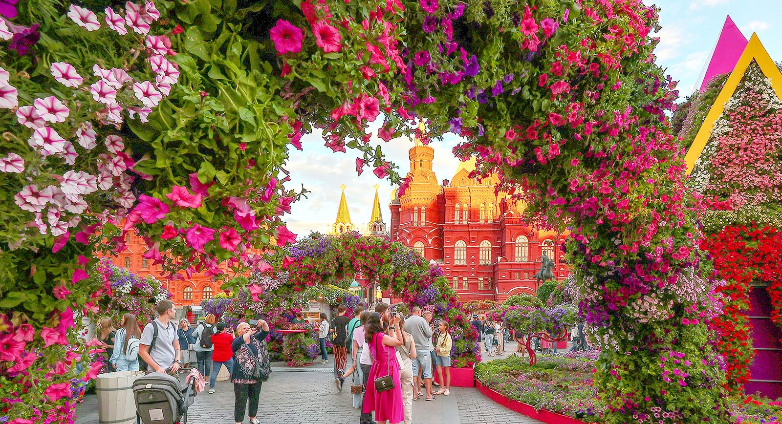 Для украшения Москвы ландшафтные дизайнеры использовали более 100 тысяч растений, в том числе и такие редкие виды, как: оливы, вашингтонии, кокосовые пальмы и орхидеи. Фото: сайт мэра Москвы