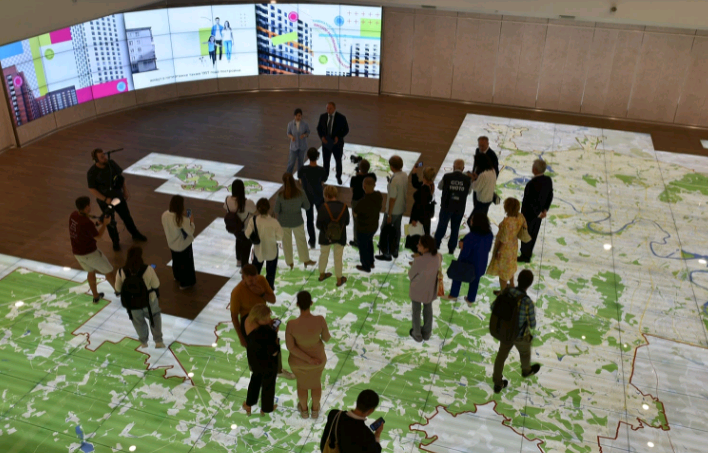 Экспозиция включает интерактивную стену, создающую трехмерные изображения. Фото: официальный сайт Комплекса градостроительной политики и строительства Москвы