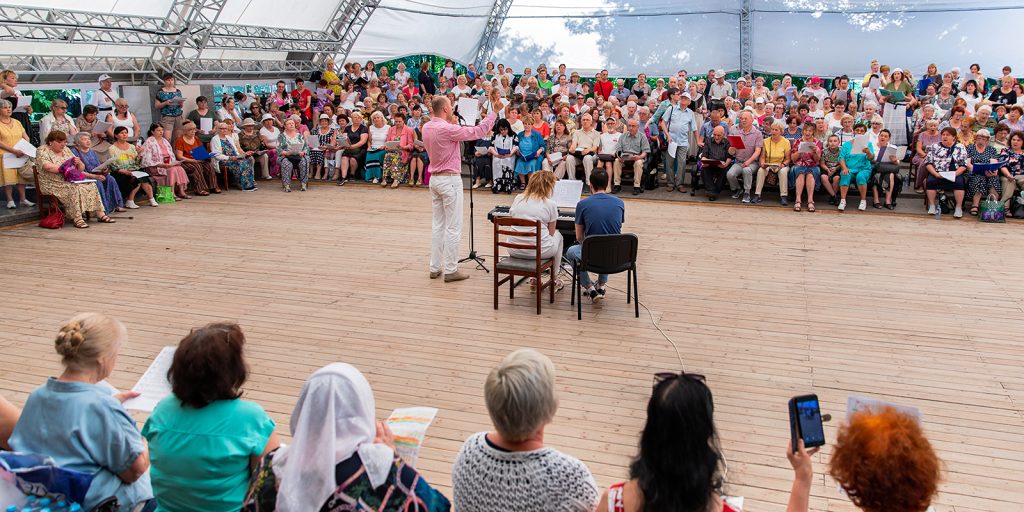 Участники «Московского долголетия» выступят в парке «Зарядье» в День города