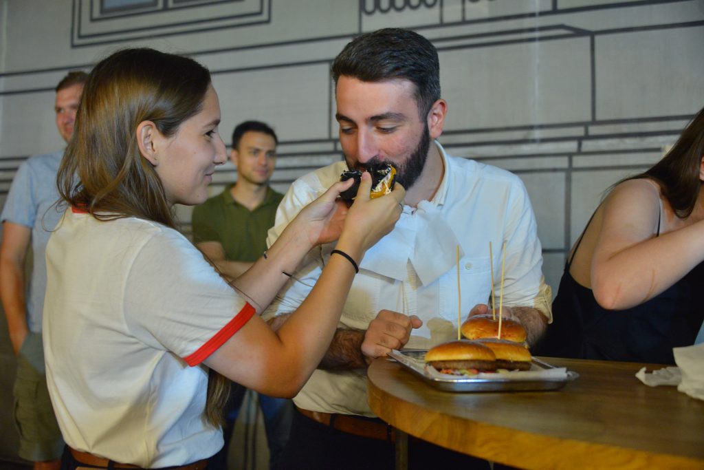 Чемпионат по поеданию бургеров прошел в центре столицы