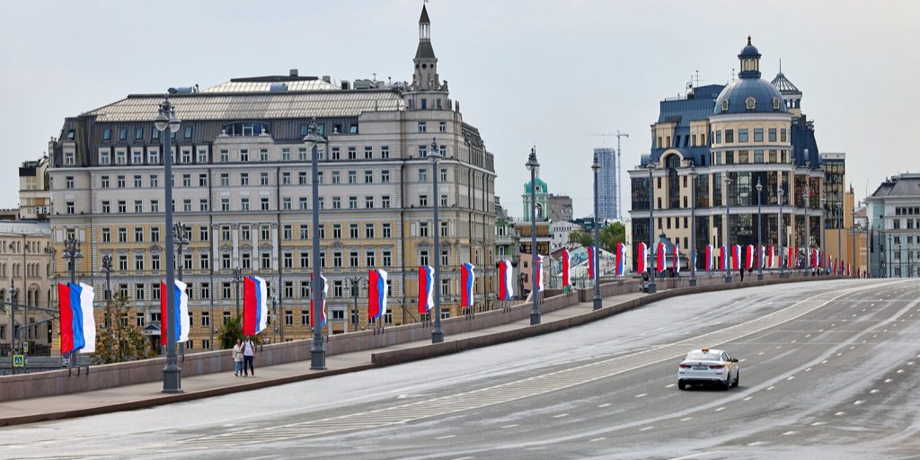 Более 500 праздничных плакатов украсят центр города ко Дню флага России