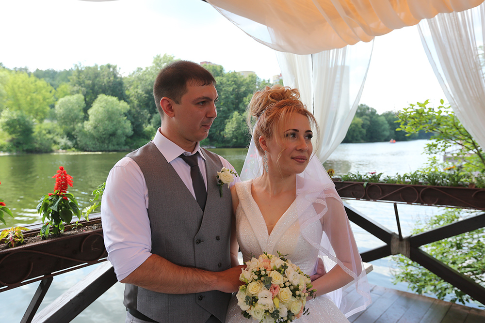 Около 6 тысяч пар поженились летом на выездных площадках Москвы