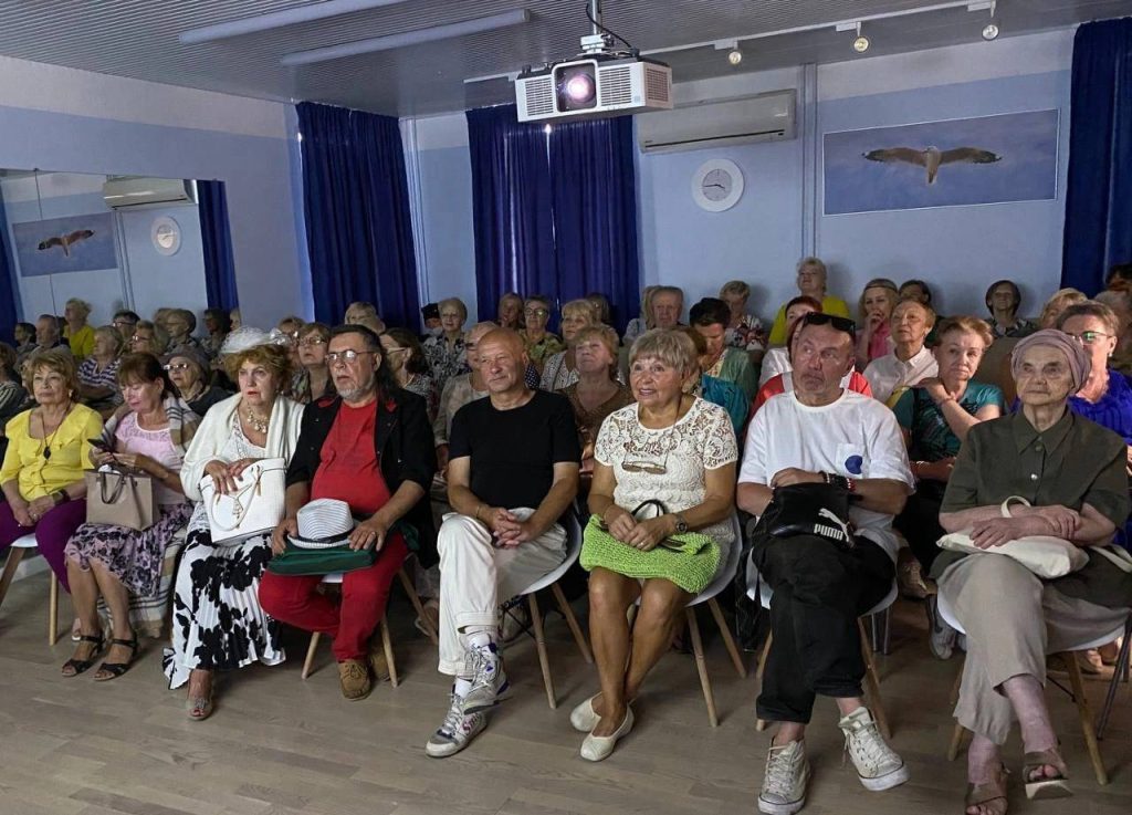 «Любовь в каждом сердце»: в центрах московского долголетия проходят кинопоказы