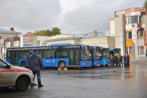 На этих автобусах москвичи-резервисты отправляются в учебную часть. Фото: Анна Малакмадзе, «Вечерняя Москва»