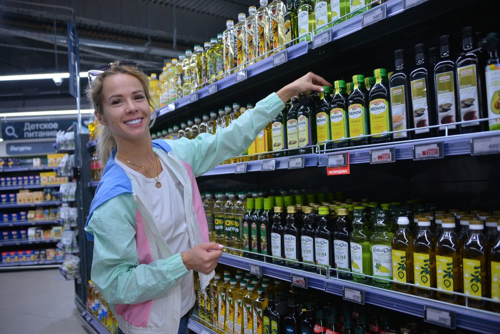 19 августа 2022 года. Жительница Пресни Анжелика Осиновская выбирает продукты в супермаркете. Фото: Анна Малакмадзе, «Вечерняя Москва»