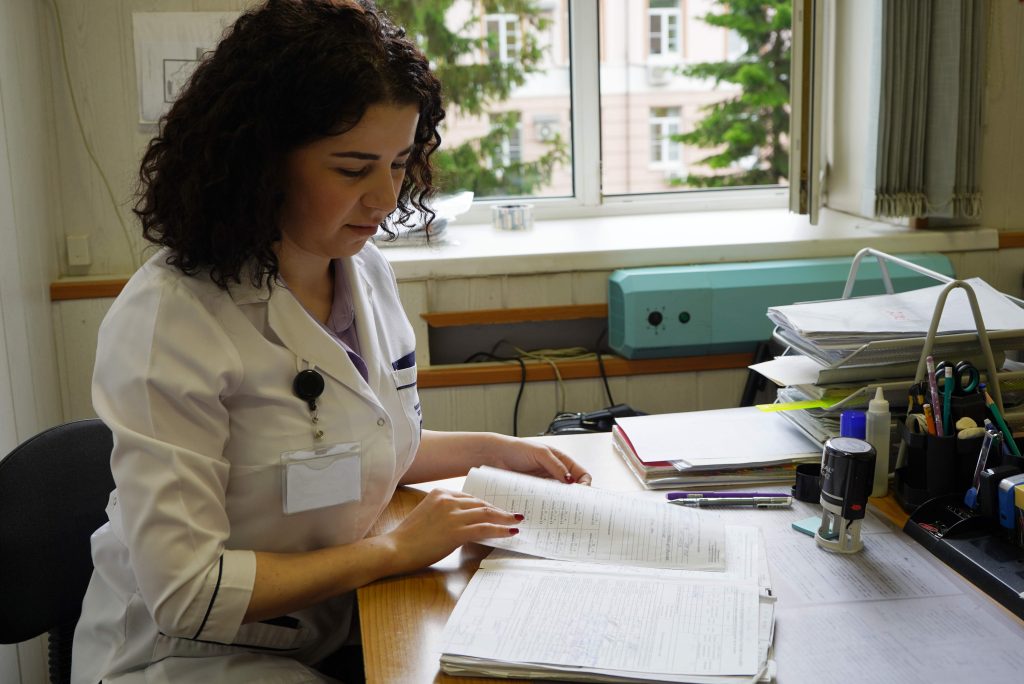 Количество госпитализаций пациентов с коронавирусом за сутки в России составило 3977 человек