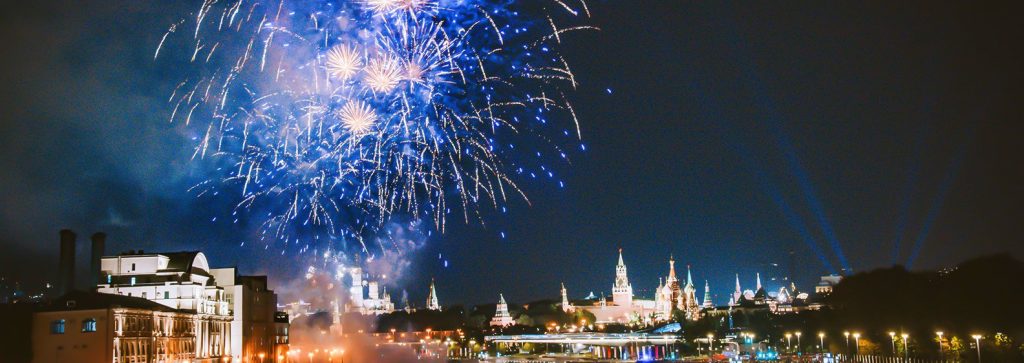 Огненные хризантемы и алые гвоздики: праздничный салют прогремит в центре Москвы в День города