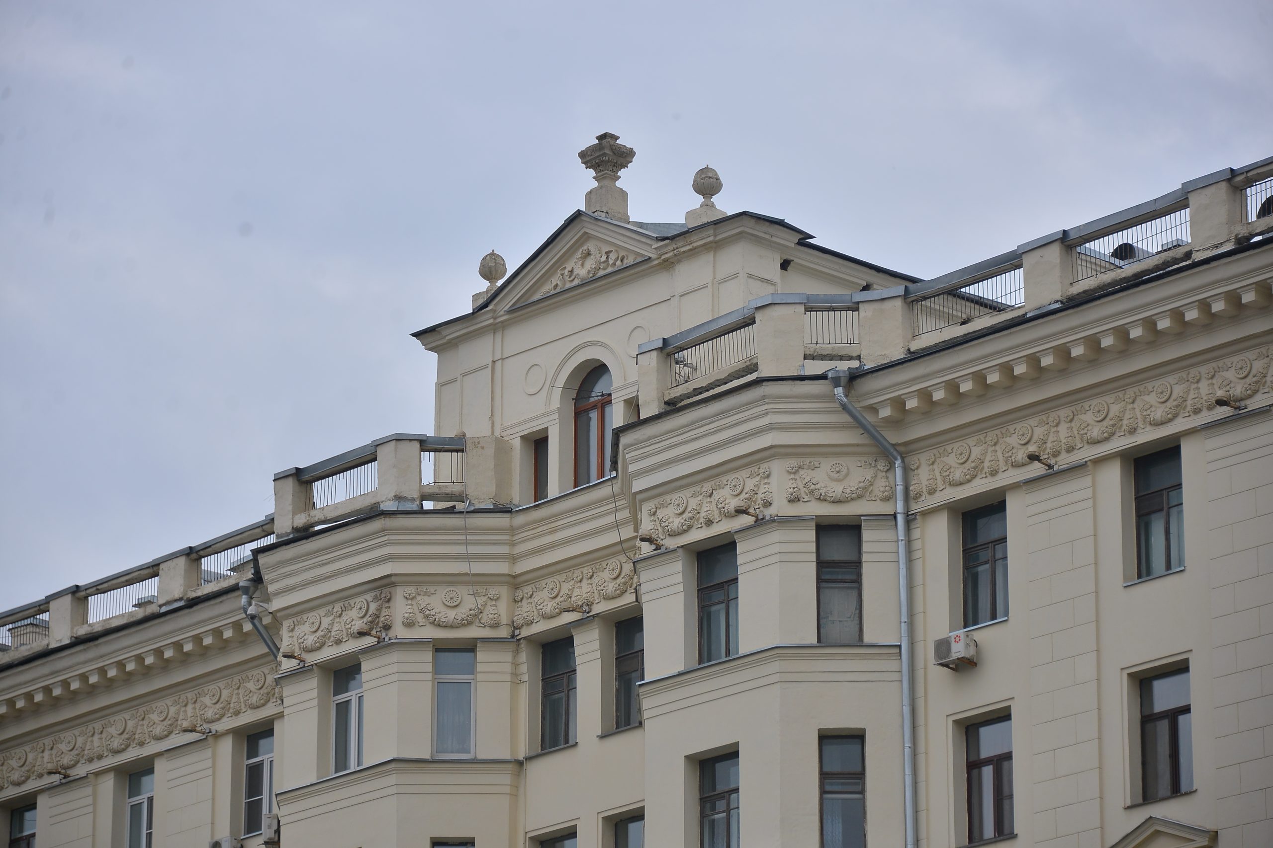 Дом № 4/10 богато украшен лепниной. Фото: Анна Малакмадзе, «Вечерняя Москва»