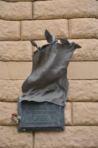 Памятная доска Бескову на доме, открытая в 2010 году. Использованы образы голубей, которых так любил футболист. Фото: Анна Малакмадзе, «Вечерняя Москва»